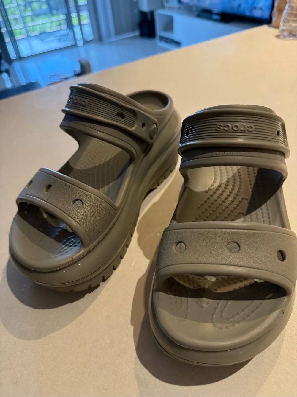 NWOT Crocs Classic Crush Sandal Platform Taupe Mushroom Size Women’s 6 / Men’s 4